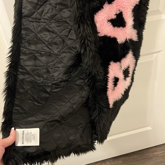 Balenciaga faux fur shawl - Picture 6 of 10